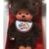 Sekiguchi 242191 - Original Monchhichi Junge, Plüsch-Figur Mit Aufdruck "Happy Birthday" Auf Dem Lätzchen, Kuscheltier Aus Braunem Plüsch, Ca. 20 Cm Groß