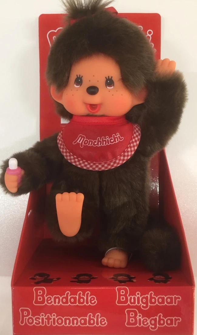 Sekiguchi 255184 - Original Monchhichi Mädchen, Aus Braunem Plüsch, Mit Weiß Rotem Lätzchen Und Roter Schleife Im Haar, Ca. 20 Cm 3 Sekiguchi 255184 - Original Monchhichi Mädchen, Aus Braunem Plüsch, Mit Weiß Rotem Lätzchen Und Roter Schleife Im Haar, Ca. 20 Cm – Bild 3